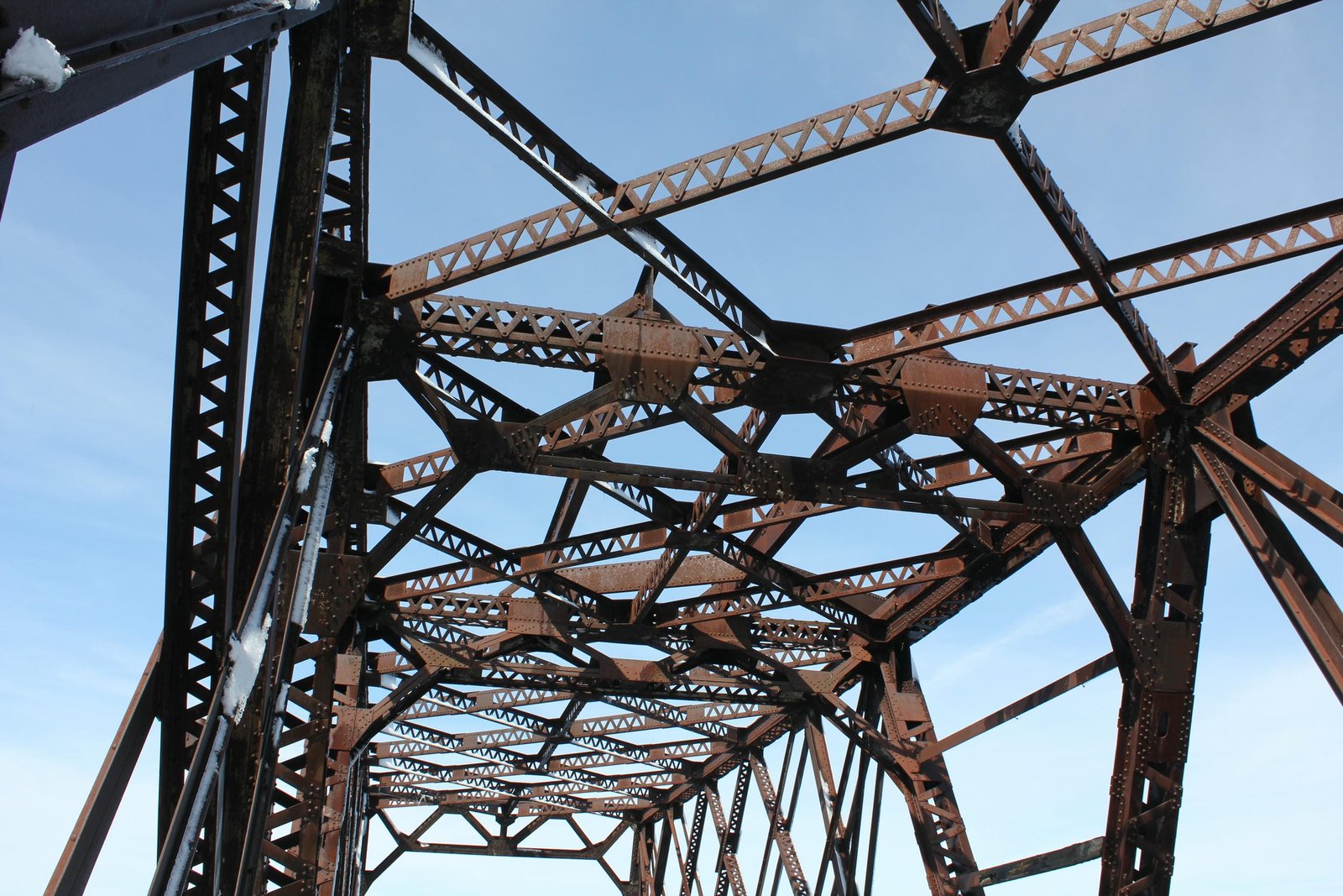 Upper lateral bracing and sway bracing at center of swing span